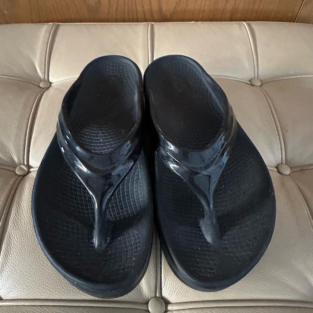 OOFOS Women's Black Sandals